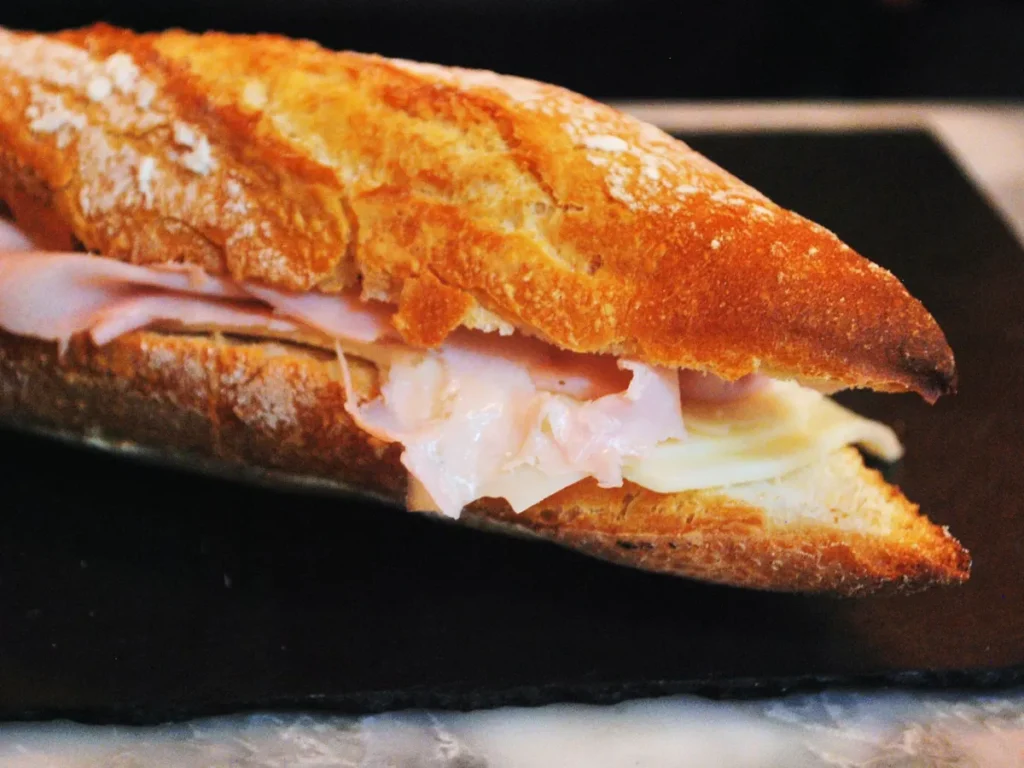 Baguette française, jambon et beurre