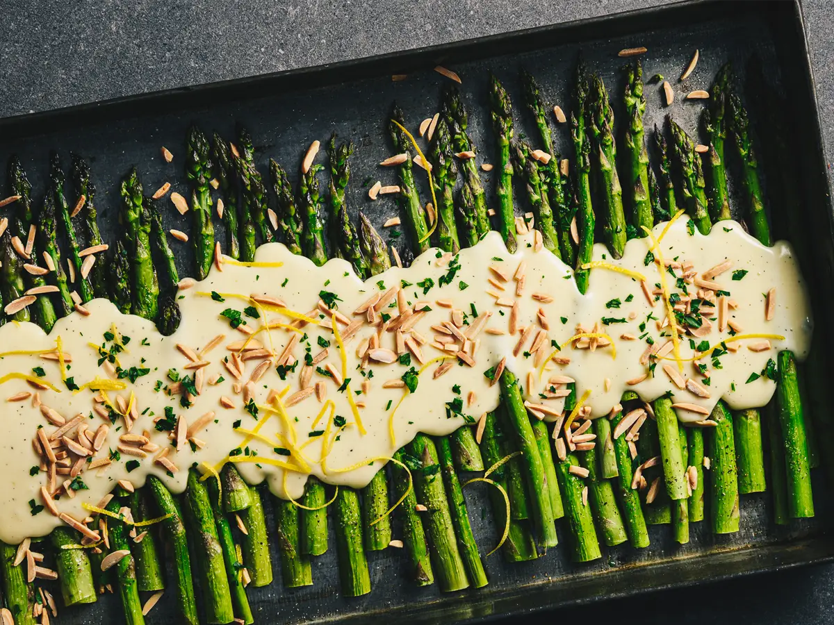 Asperges nappées Asparagus drizzled with a cheese‑fondue sauce